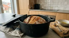 O pão expresso que salva o jantar: crosta dourada e miolo fofo em 30 minutos