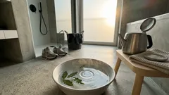 Banho de pés com louro e água morna: um gesto simples para aliviar — e o que convém ter em conta