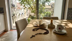 Rezar o Rosário sem o dizer de cor: um guia simples para entrar nos mistérios de Cristo