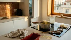 Já não compro queijo para barrar: faço esta versão caseira cremosa com poucos ingredientes (e o truque do lume brando)