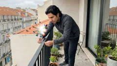 Pendurar um moinho de vento na varanda: o truque simples que pode manter os pombos à distância