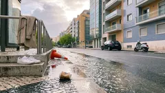 Romantismo ou imprudência? O gesto de um casal numa avenida inundada que está a dar que falar