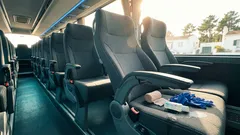 Reclinou o assento no autocarro e acabou em tribunal: o que a decisão revela sobre o dever de segurança