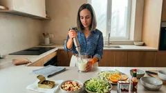 Sem cozinhar e com mexilhões em conserva: a salada fresca com maçã, lactonesa e o toque de Jordi Roca