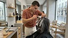 Depois dos 50: os tons que iluminam o rosto e integram as canas — e porque o loiro platina nem sempre ajuda