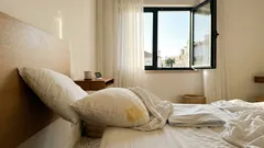 Porque é que a almofada fica amarela mesmo com a fronha lavada — e o que compensa fazer