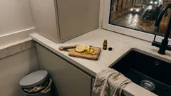 Porque pôr casca de limão em certos pontos da cozinha pode ajudar a afastar baratas — e quando não chega