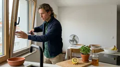 Moscas em casa (e no jardim): o que as chama — e como travar o regresso sem químicos