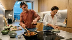 Lombo de porco vidrado com mel e soja, com timbal de arroz: o truque para ficar pronto em 20 minutos