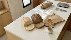 Pão branco ou integral? As calorias são parecidas — a diferença está noutro lado