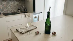 Colher no gargalo do espumante: o que este truque vale (e o que não vale)
