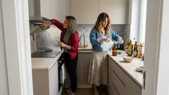 Sem desengordurantes fortes: a mistura com vinagre branco e detergente da loiça que facilita a limpeza (e onde não usar)