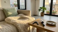 Por que é que os gatos “amassam” pessoas e mantas — e como lidar com as unhas sem estragar o mimo