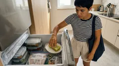 Mau cheiro no congelador? Uma esponja bem escorrida pode ajudar (e há cuidados a ter)