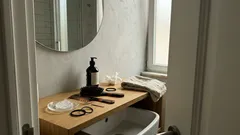 Em 2026, o cabelo quer brilho e linhas limpas: 4 penteados de 5 minutos que mudam logo o aspeto