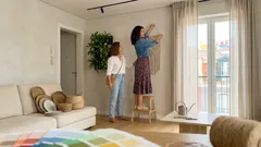 Paredes protagonistas em 2026: o mix de textura, artesanato e verde que muda a sala sem obras