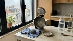 Veja o que muita gente põe na chaleira para atrasar o calcário: uma bolinha de inox