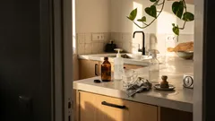 Água oxigenada com detergente: como usar com segurança, quanto tempo deixar atuar e o que nunca misturar