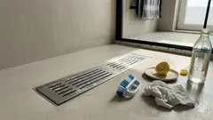 O truque do vinagre branco na grelha do duche: quando resulta (e quando não chega)