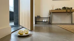 Coloque um limão com sal atrás da porta de entrada e veja se o hall muda de ar
