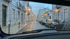 As linhas no vidro traseiro não são decoração: o que fazem e quando vale a pena ligá-las