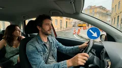 Porque é que esta seta diagonal não é “só mais uma placa” — e o que lhe está a ordenar