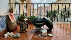 Por que pode fazer sentido polvilhar bicarbonato nas brasas — e quando é melhor não o fazer