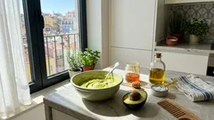 Cabelo seco e baço? Um banho de creme caseiro com abacate em poucos minutos