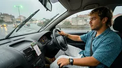 A luz do filtro de partículas acendeu? O que significa no DPF/FAP e quando é seguro continuar a conduzir